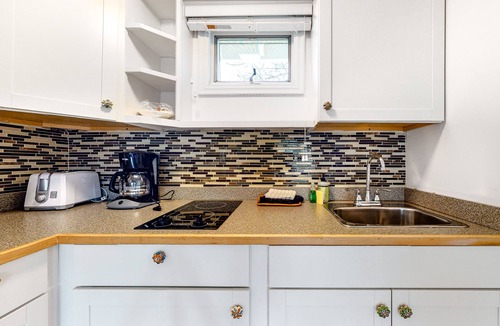 Oak Bluffs Apartment | Romantic seaside getaway with pool & tennis courts - dog-friendly