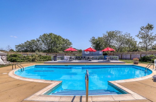 Oak Bluffs Apartment | Romantic seaside getaway with pool & tennis courts - dog-friendly