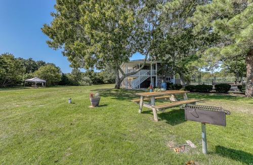 Oak Bluffs Apartment | Romantic seaside getaway with pool & tennis courts - dog-friendly