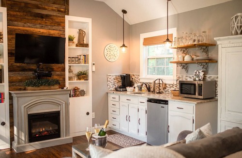 Blue Ridge Cottage | Romantic Shabby Chic Cottage on 5 acre property near wineries and Blue Ridge MTS