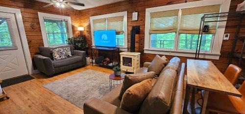 Mars Hill House | Romantic Summer Couples Escape, Private Hot Tub, EV Station, Fast 600 Mbps WiFi
