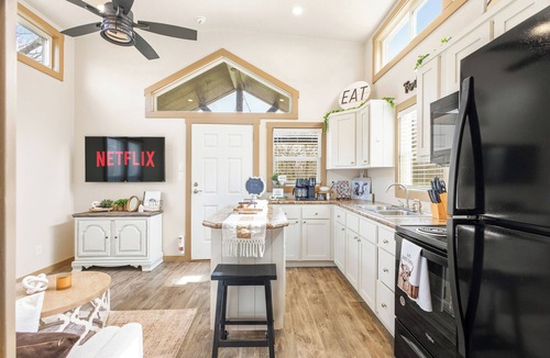 Denison House | Romantic Tiny Home with Pond, Pier & Firepit