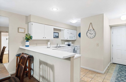 Table Rock Condo | Ron's Retreat - Stay for 6 with Resort Amenities