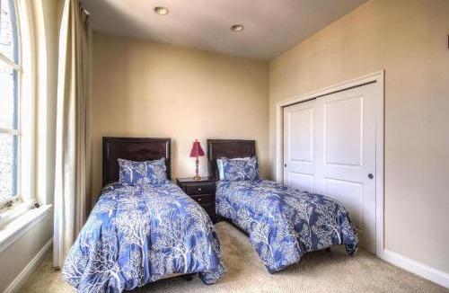 Downtown Baltimore Apartment | Rooftop Pool & Lounge in Downtown Charm free indoor parking