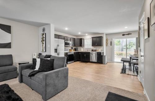 Sandston House | Roomy Getaway Elevate Your Stay, 6 Mins to RIC