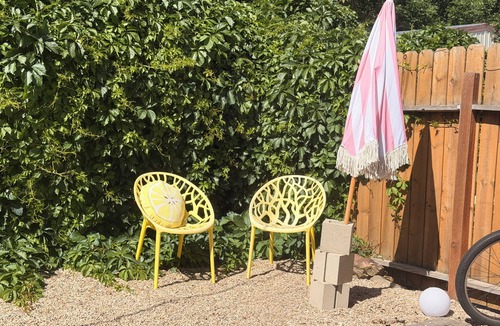 Depot Bench House | Ruby Bungalow- Private Entrance + Yard