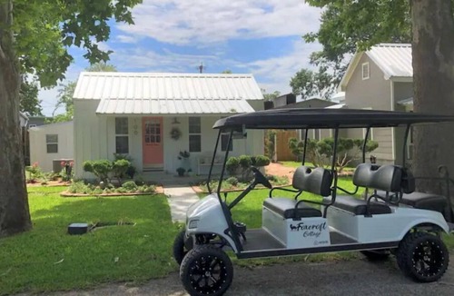 Smithville House | Ruby's Foxcroft Cottage -Steps from Downtown! Sleeps 6, Covered Deck, Golf Cart