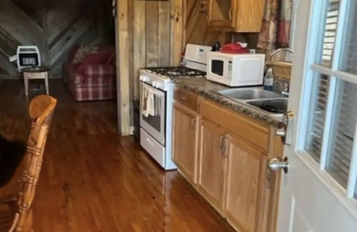 Campton Cabin | Rustic 1 BR, Pet Friendly Cabin Near Red River Gorge
