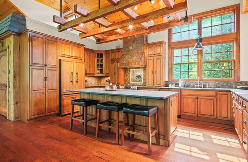 Lincoln House | 🌲 Rustic & Comfy 5BR Retreat | 🛗 Elevator | 🎱 Game Room | ♨️ Hot Tub | 🐾 Pets OK