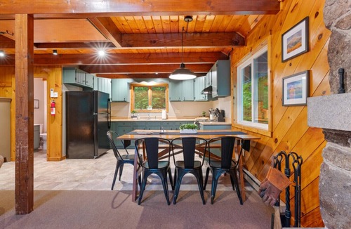Bartlett Apartment | Rustic Luxe w/Creek & Privacy