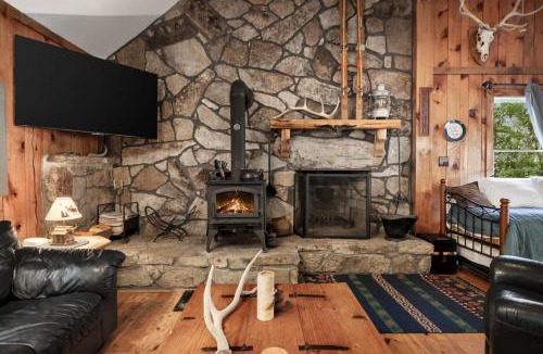 Great Cacapon Ski Chalet | Rustic retreat w kitchen & deck
