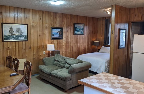Nordland Cabin | Rustic secluded Studio on bay, pets welcome, BBQs, Firepits