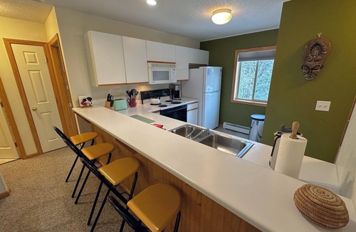 Carroll Apartment | S48 Upper level end unit condo 10 minute walk to Mt Washington Hotel,