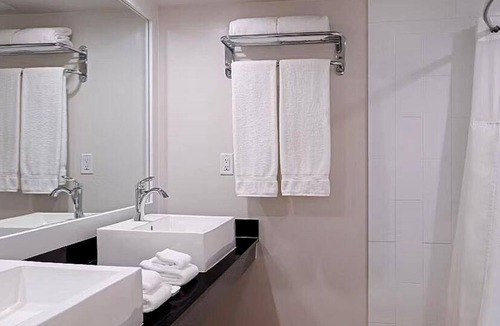 Port Saint Lucie Hotel | Sandpiper Bay 2BR King Ste Breakfast, Pool & Gym