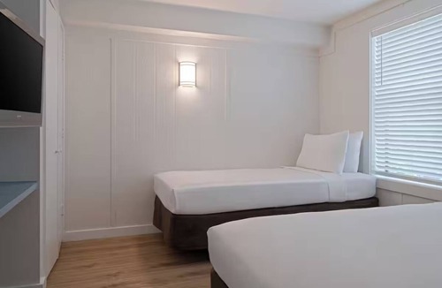 Port Saint Lucie Hotel | Sandpiper Bay 2BR King Ste Breakfast, Pool & Gym