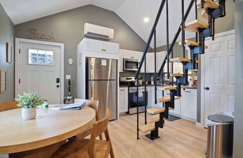 Hampton Cabin | Sandy Toes Cottage - Tiny Home at Hampton Beach