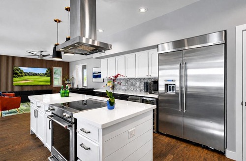 Arrowhead Lakes Ski Chalet | Santorini