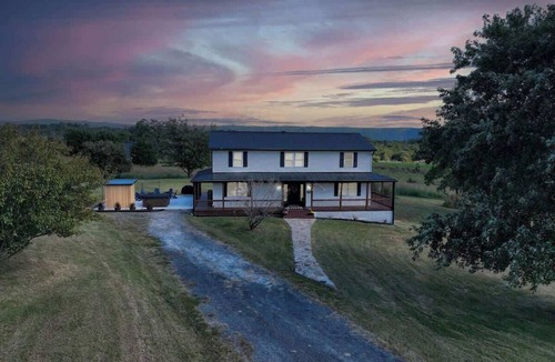 Toms Brook House | Sauna, Theatre, Game Room, Gym, EV Chrger, Firepit