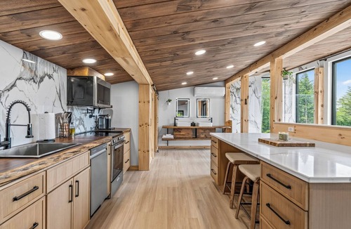 Stow House | Scandinavian-Modern Couples Retreat w/Sauna, Hot Tub & Cold Plunge