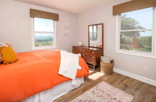 Broadway House | Scenic mountain view 3 BR house on farm with pool