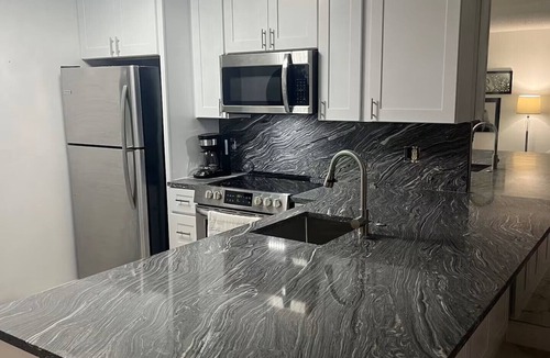 Jupiter Bay Condo | Seaside Modern Elegance and 3 minute Walk to the Beach
