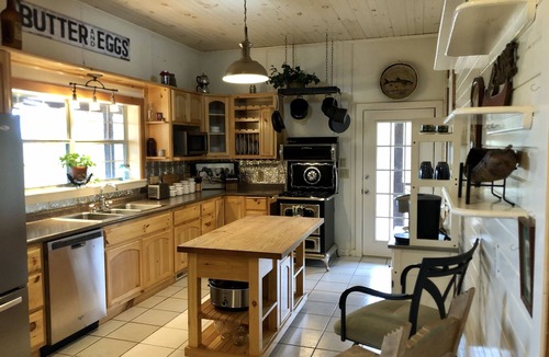 Calico Rock Cabin | Secluded 3 Acres on the White River. Custom Cabin with HotTub and Fire Pit!