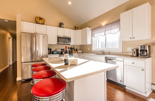 Londonderry House | Secluded Estate with Private Lake, Hot Tub.