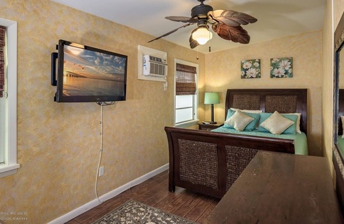 Downtown Cottage | Secret Courtyard-2 bedroom 2 bath just steps off Duval street.