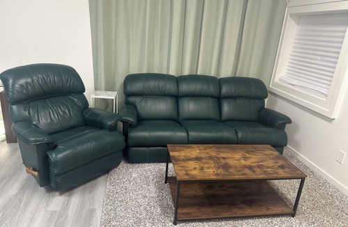 Mission Apartment | Self contained studio with small kitchen and washroom.