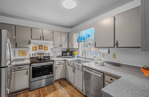 Berkeley Springs House | Serendipity - Hot Tub | Pets | Fire Pit | Pool Access | Grill | Wifi | Deck