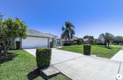 Port Malabar Villa | Serene and Beautiful Villa with Pool in Palm Bay
