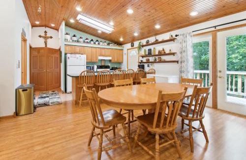 Yellville House | Serene Yellville Retreat w/Hot Tub on 85 Acres