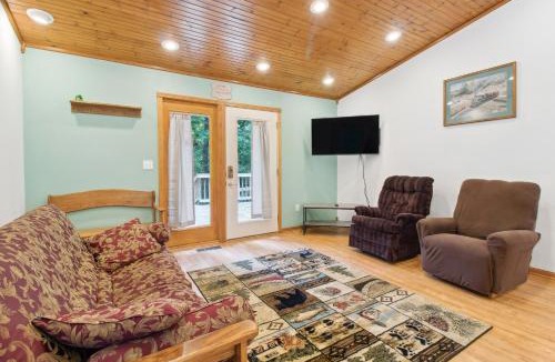 Yellville House | Serene Yellville Retreat w/Hot Tub on 85 Acres