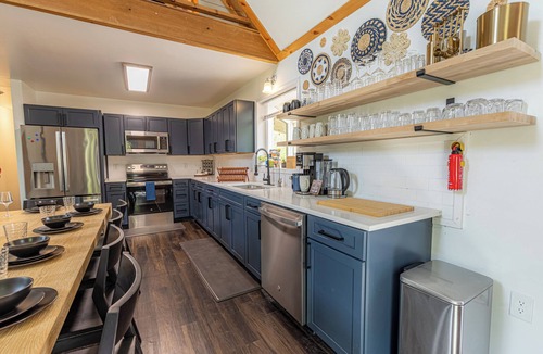 Berkeley Springs House | Serenity & Wellness-Pickleball-Hot Tub-Sauna-Cold Plunge-Home Theater-Hoops