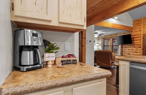 Omaha Cabin | Serve,soak & stay luxe on 15 acres-private hot tub