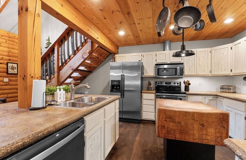 Omaha Cabin | Serve,soak & stay luxe on 15 acres-private hot tub
