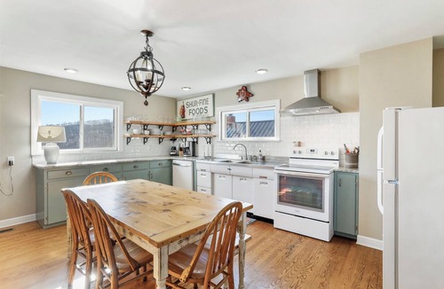 Hesston House | Seven Points Cottage- Raystown Lake- Aunt Susie's