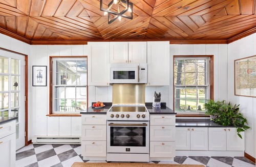 Edinburg House | Shenandoah Escape | Hot Tub · Fireplace · 4 Acres