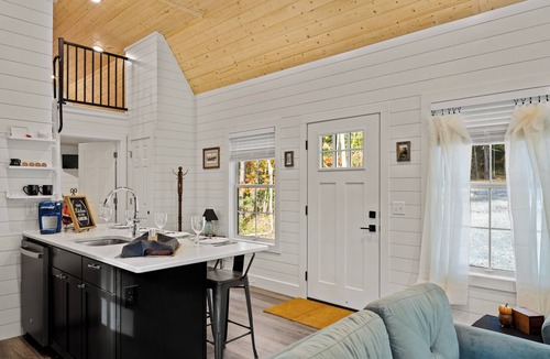 Luray Cabin | Shenandoah, Firepit, peaceful Cabin w/salt water Hot tub!