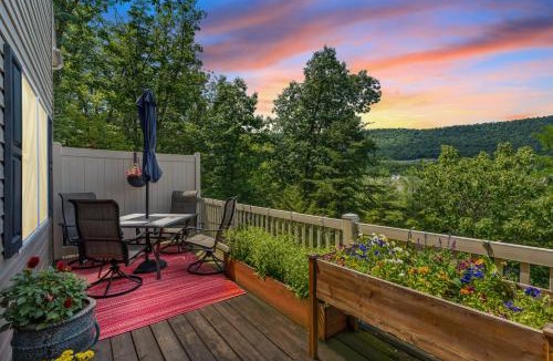 Massanutten House | Shenandoah Paradice - 8 Person Hottub with Pergola, Free Platinum Pool Pass, Mountain View, EV Station, Family and Large Group Friendly, Walk to Ski