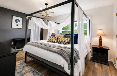 Massanutten House | Shenandoah Paradice - 8 Person Hottub with Pergola, Free Platinum Pool Pass, Mountain View, EV Station, Family and Large Group Friendly, Walk to Ski