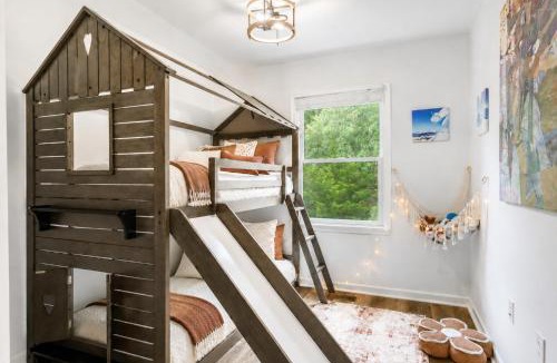 Massanutten House | Shenandoah Paradice - 8 Person Hottub with Pergola, Free Platinum Pool Pass, Mountain View, EV Station, Family and Large Group Friendly, Walk to Ski