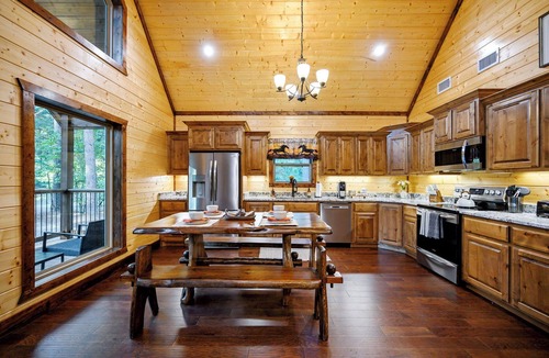 Pickens Cabin | Silverado | UTV Trail Access Hot Tub Pool Table 3 King Suites