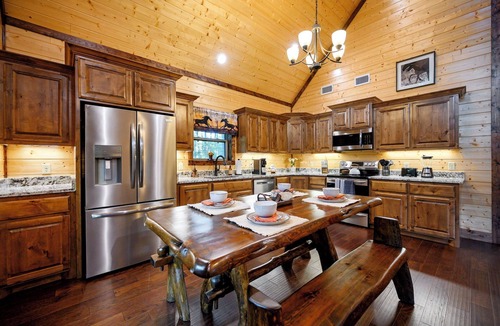Pickens Cabin | Silverado | UTV Trail Access Hot Tub Pool Table 3 King Suites