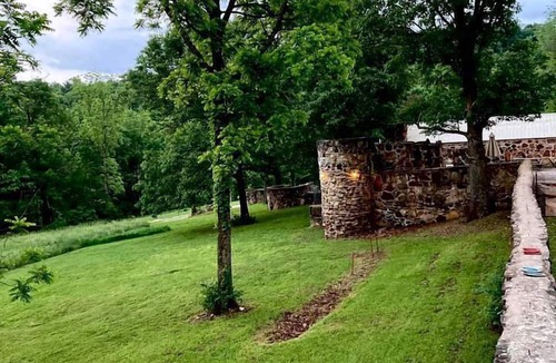 Omaha Cottage | Simple Suite Rental for Relaxing Vacation in the Ozarks near Branson, Missouri