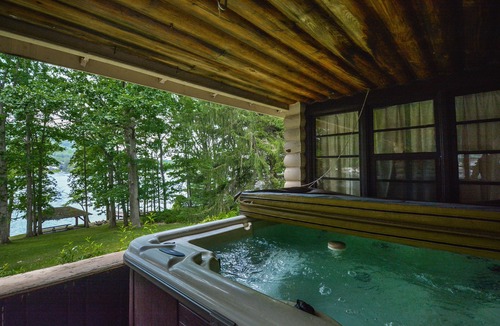 McHenry House | Simpson's Sanctuary | Pet Friendly, Lakefront!