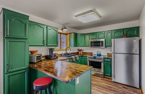 Berkeley Springs House | Skyefall - Perfect for family gatherings | Fireplace | Fire pit|Deck|Game room,|BBQ grill| Wifi|Hot tub