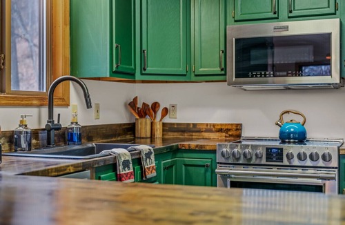 Berkeley Springs House | Skyefall - Perfect for family gatherings | Fireplace | Fire pit|Deck|Game room,|BBQ grill| Wifi|Hot tub