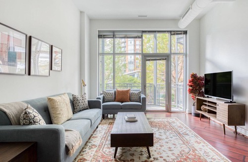 McLean Apartment | Sleek Tysons Corner 2BR w/Gym & W/D, near Restaurants, by Blueground
