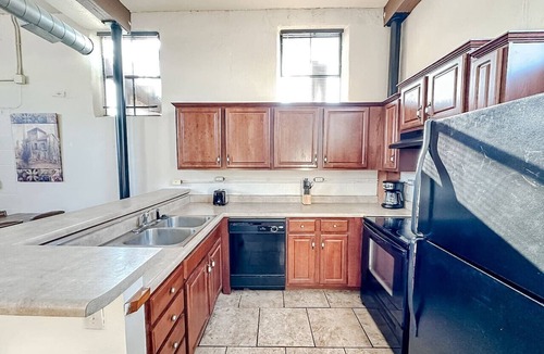 Springfield Apartment | Sleepover | Ideal 2BD/1BA Condo - Downtown SGF